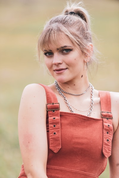 Wearing a red sleeveless clothes, women's wear silver necklace
